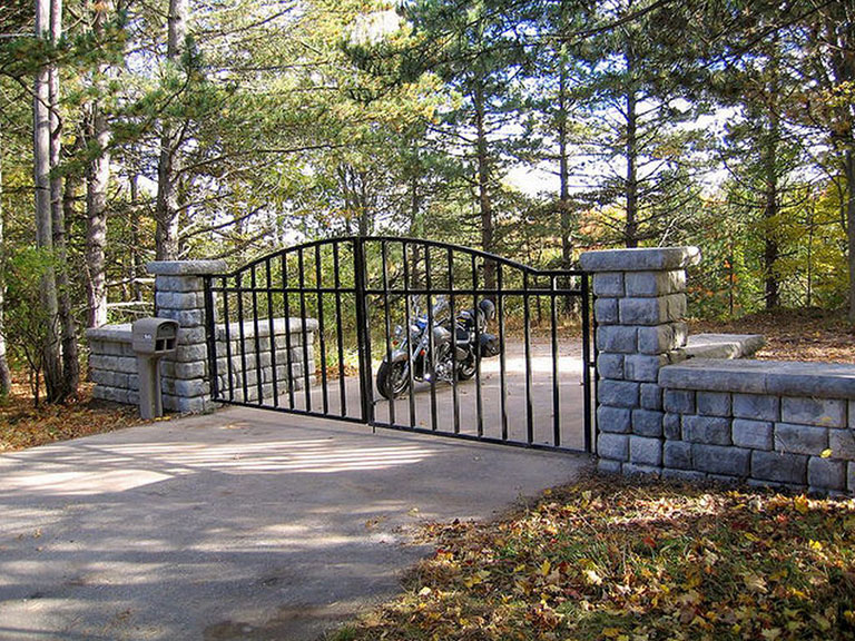 Redi-Rock Freestanding Wall